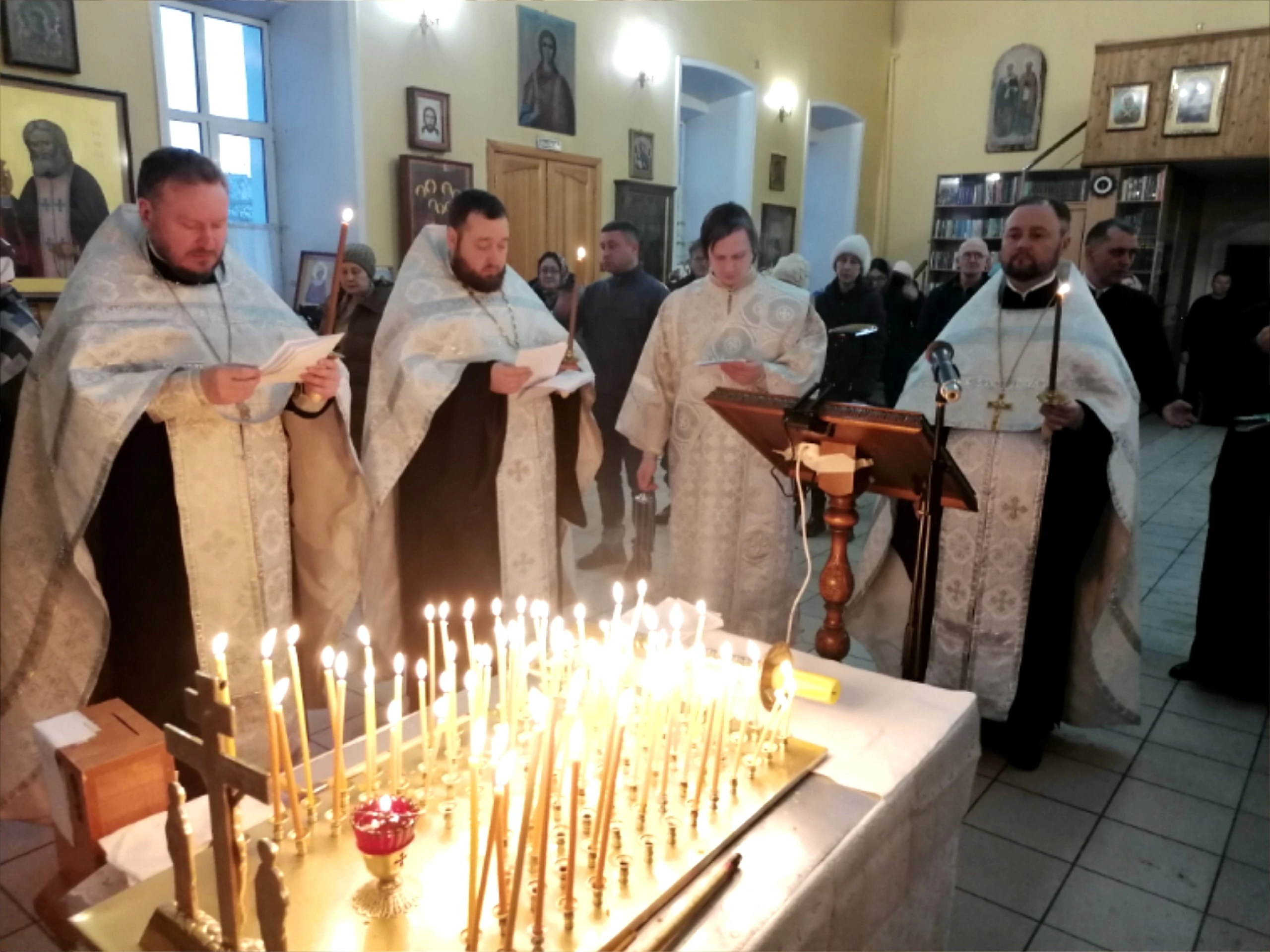 Вечернее богослужение в канун Вселенской родительской субботы