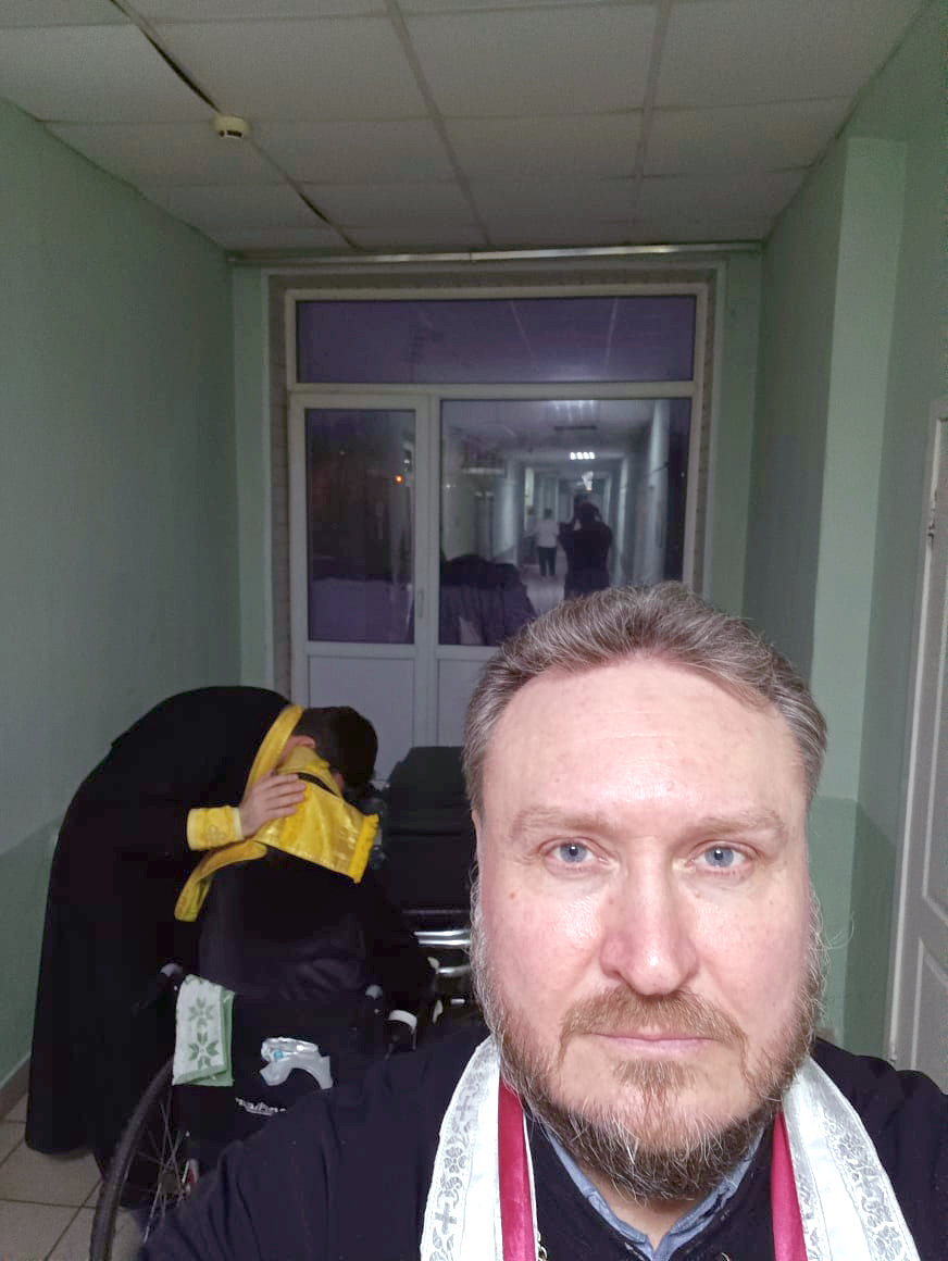 Священники посетили раненых во время специальной военной операции военнослужащих