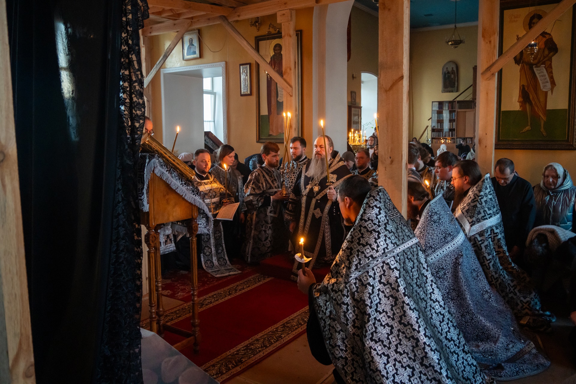 Митрополит Серафим совершил чин Пассии в нашем храме   