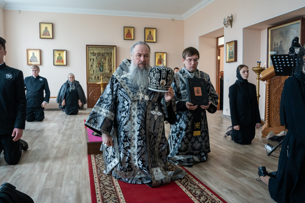 Протоиерей Александр Филиппов сослужил митрополиту Серафиму за Литургией Преждеосвященных Даров в храме святителя Иннокентия Иркутского при духовной семинарии
