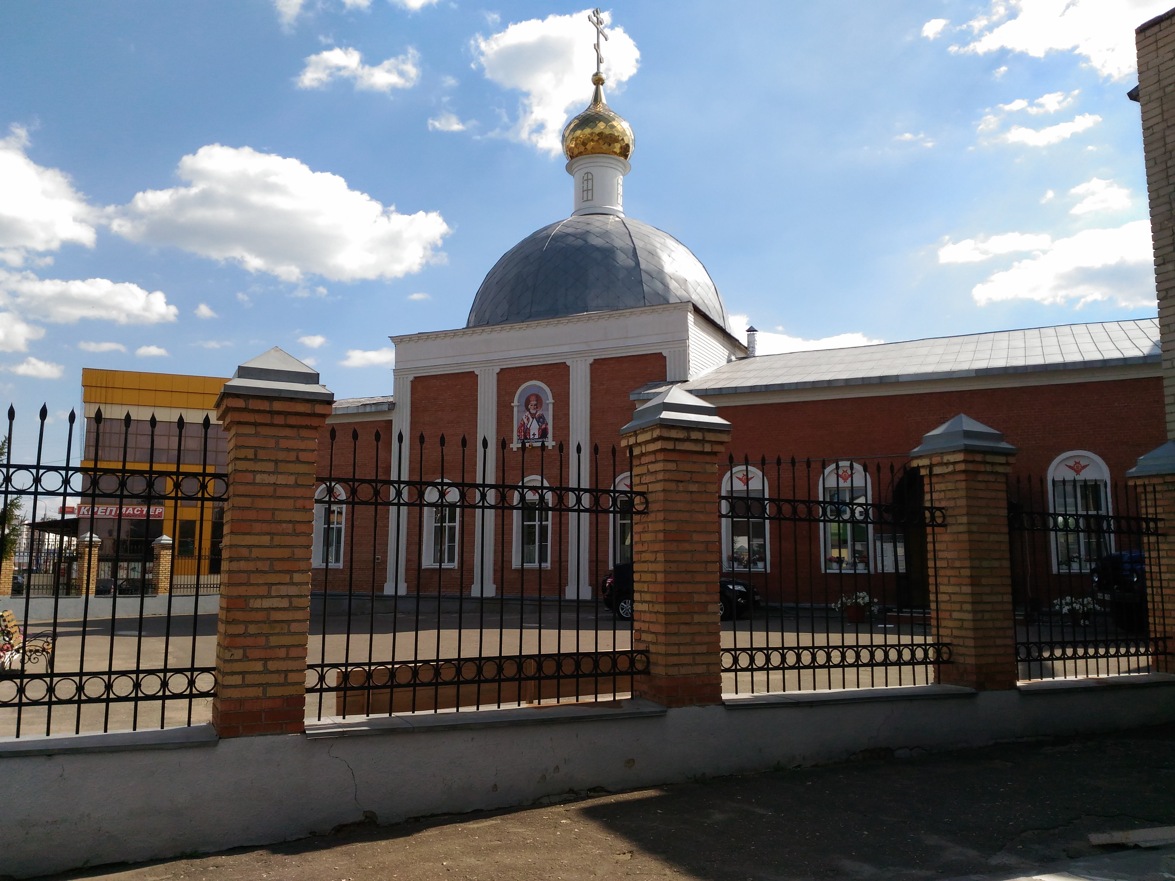Установка иконы святителя Николая Чудотворца на фасад церкви