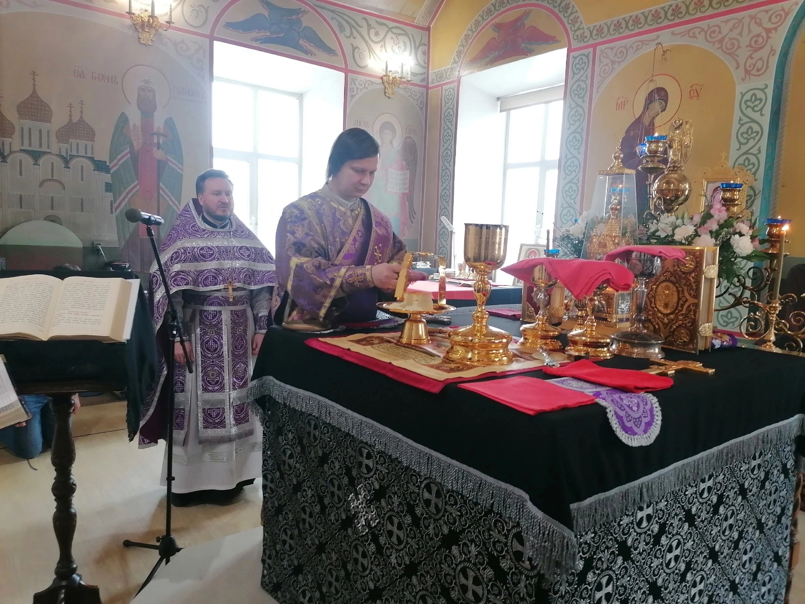 В Великий Четверг протоиерей Александр Филиппов совершил вечерню и Божественную литургию