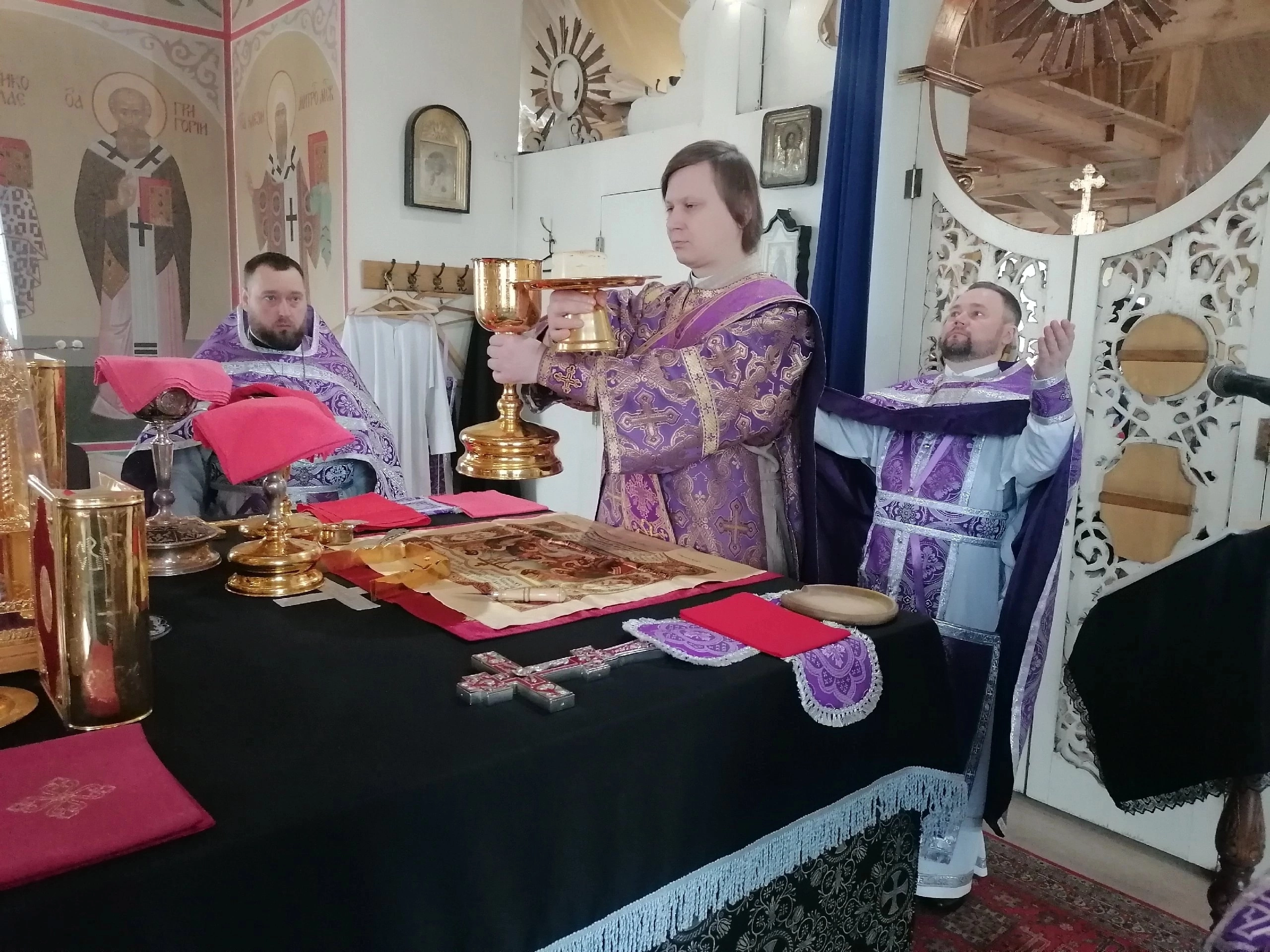 В Великий Четверг протоиерей Александр Филиппов совершил вечерню и Божественную литургию