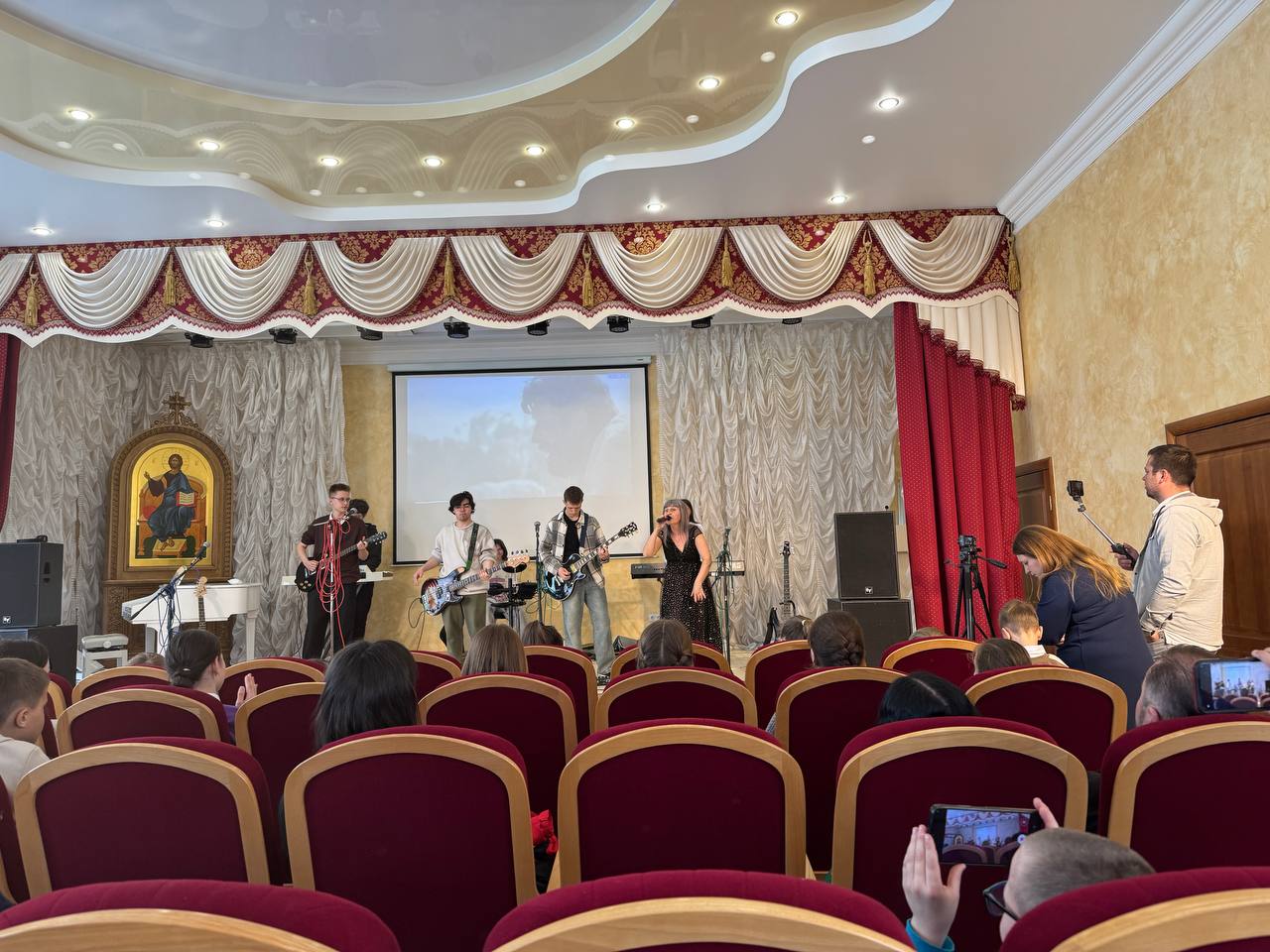 В Пензенской духовной семинарии состоялся концерт ВИА «Точка Света» из города Кузнецка