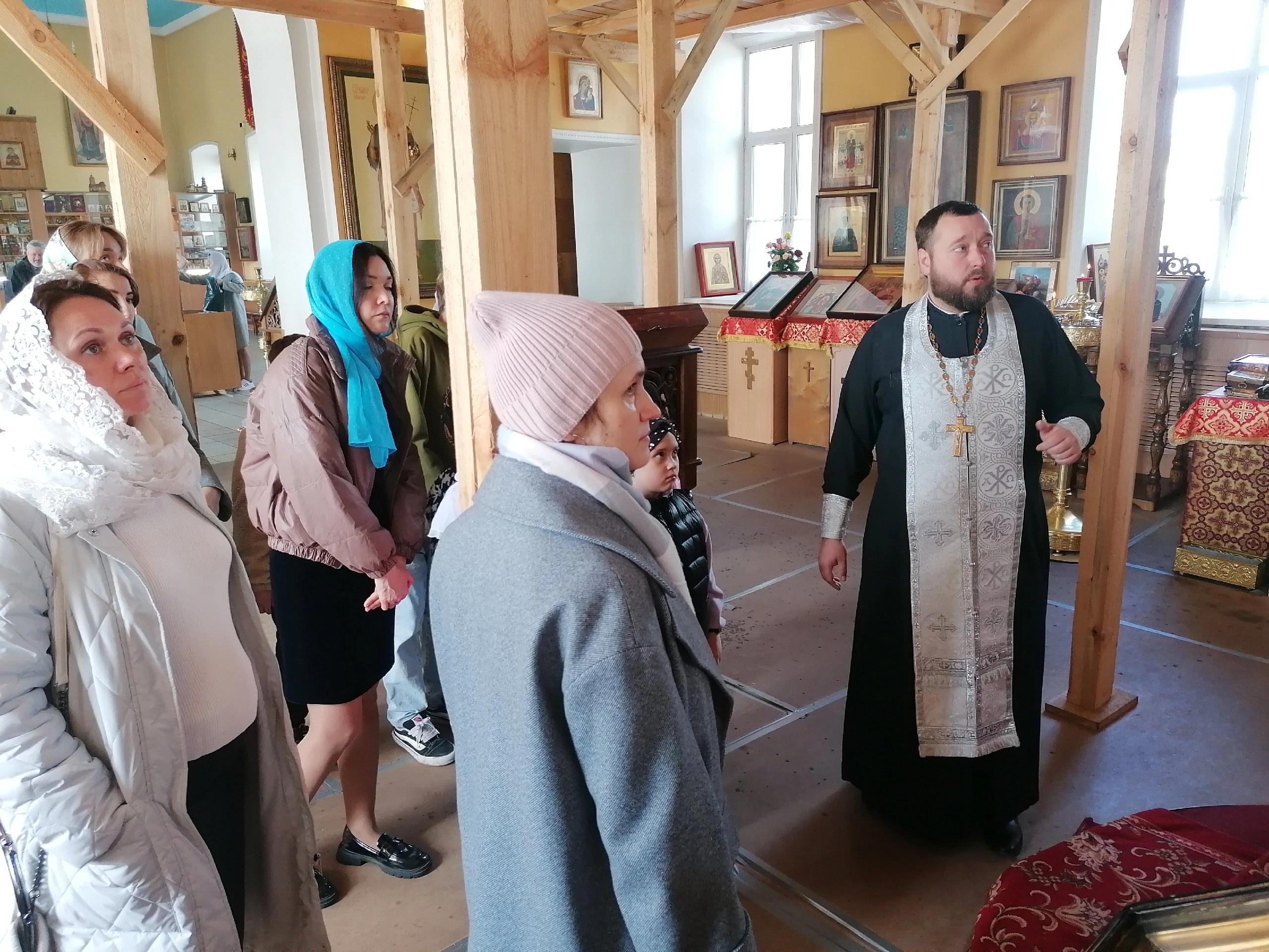 Священники встретились с учениками средней школы №1 города Спутник