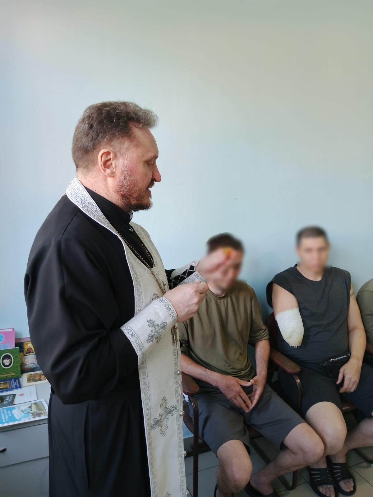 Священники посетили раненых участников СВО в военном госпитале Пензы