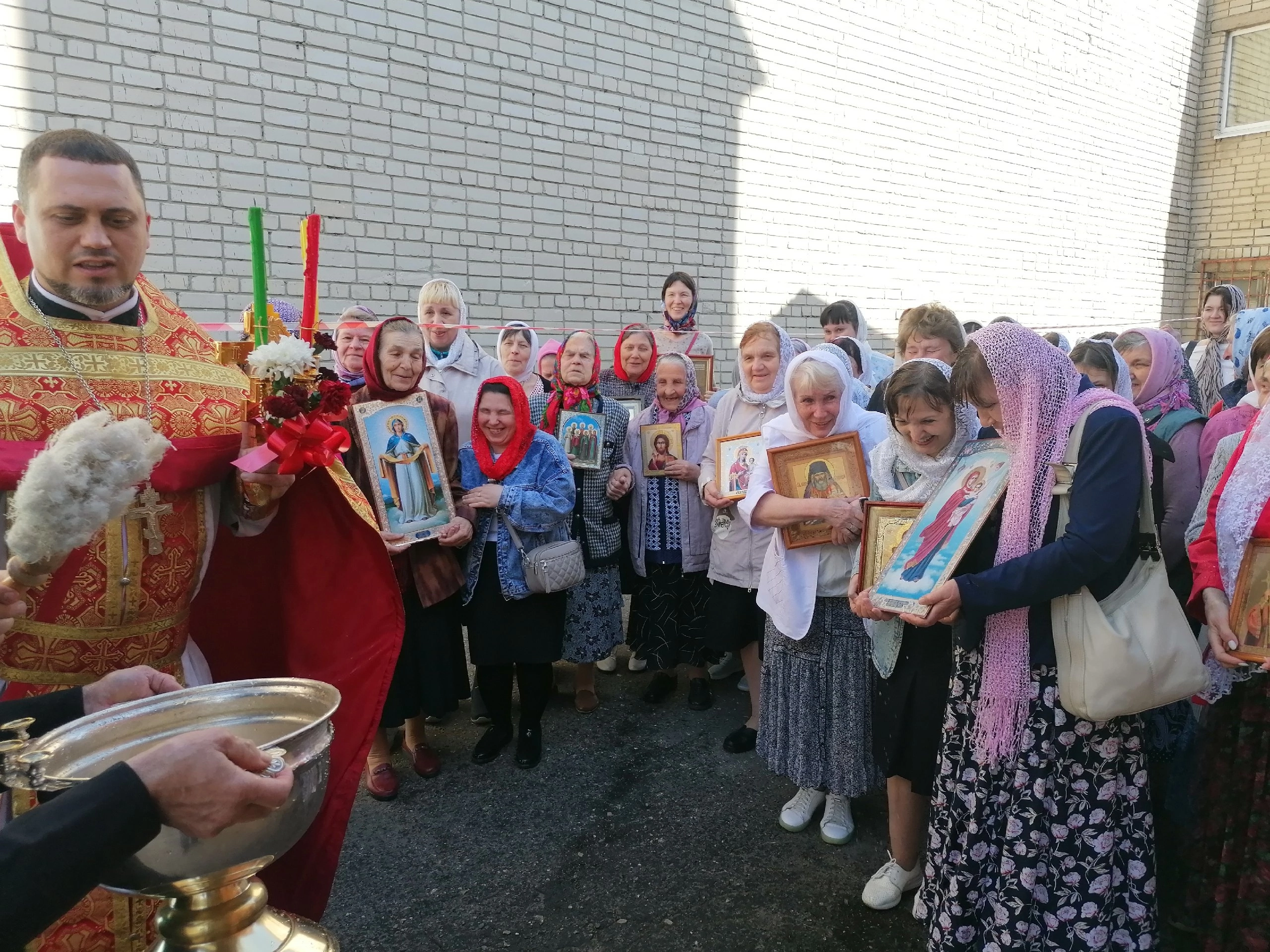 В четверг Светлой седмицы иерей Владимир Журавлев совершил Божественную литургию