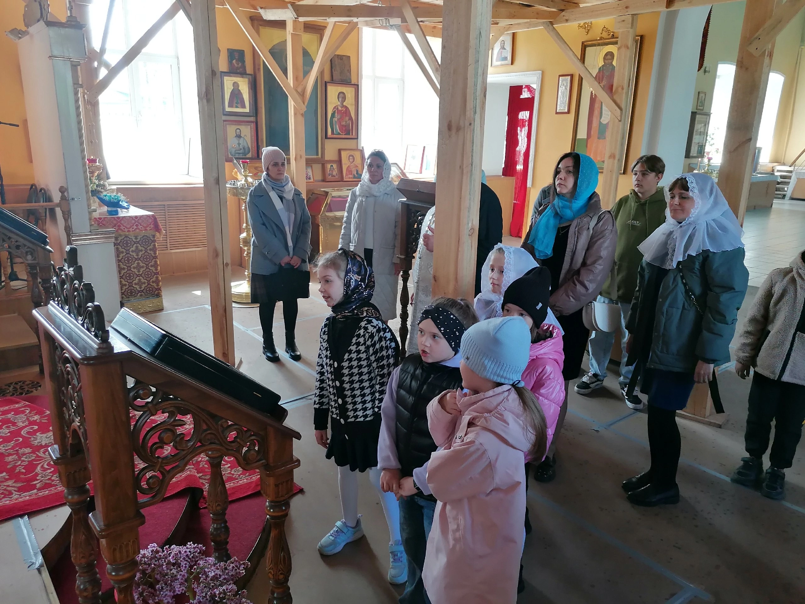 Священники встретились с учениками средней школы №1 города Спутник