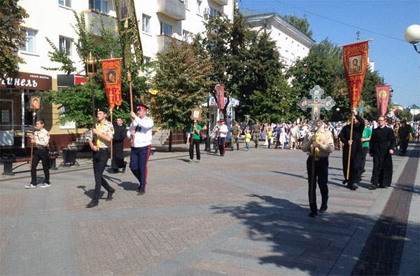 Ребята из молодежной групы нашего храма участвовали в Детском епархиальном крестном ходе перед началом учкбного года