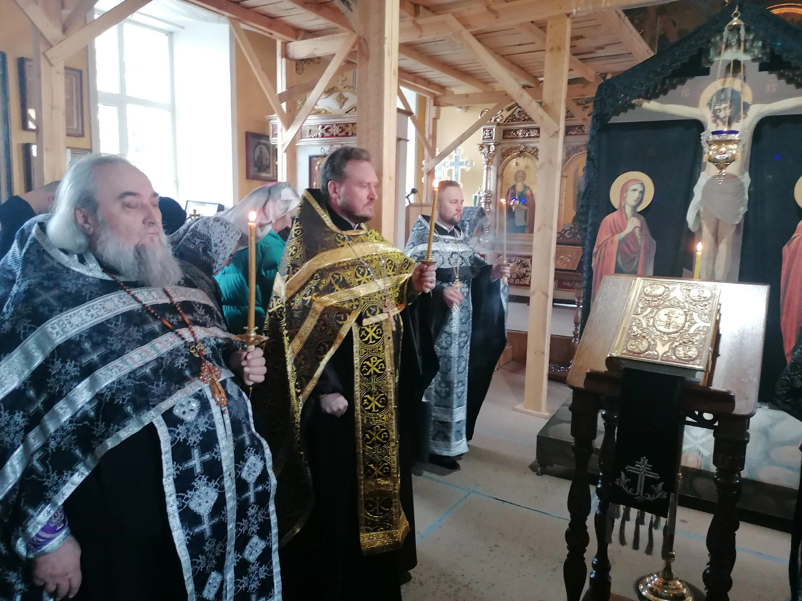 Протоиерей Александр Филиппов совершил утреню с чтением 12-ти Евангелий Страстей Христовых