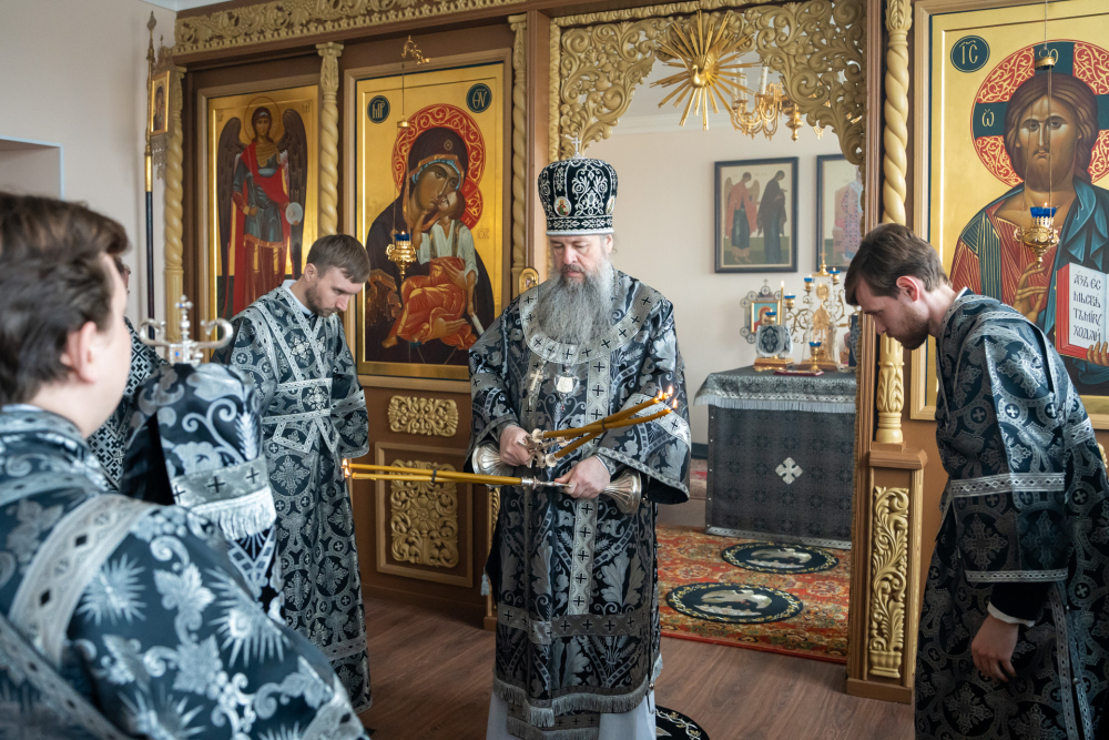 Протоиерей Александр Филиппов сослужил митрополиту Серафиму за Литургией Преждеосвященных Даров в храме святителя Иннокентия Иркутского при духовной семинарии