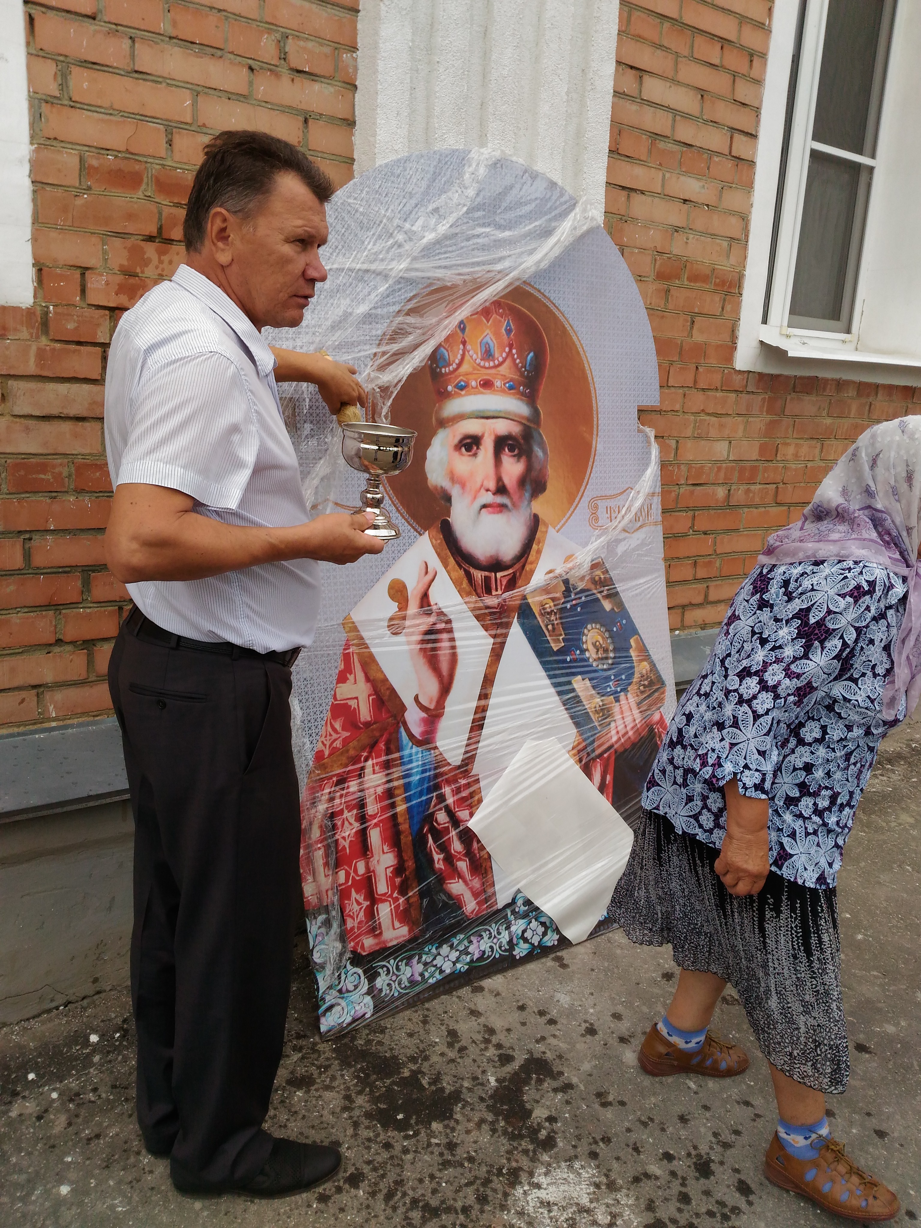 Установка иконы святителя Николая Чудотворца на фасад церкви