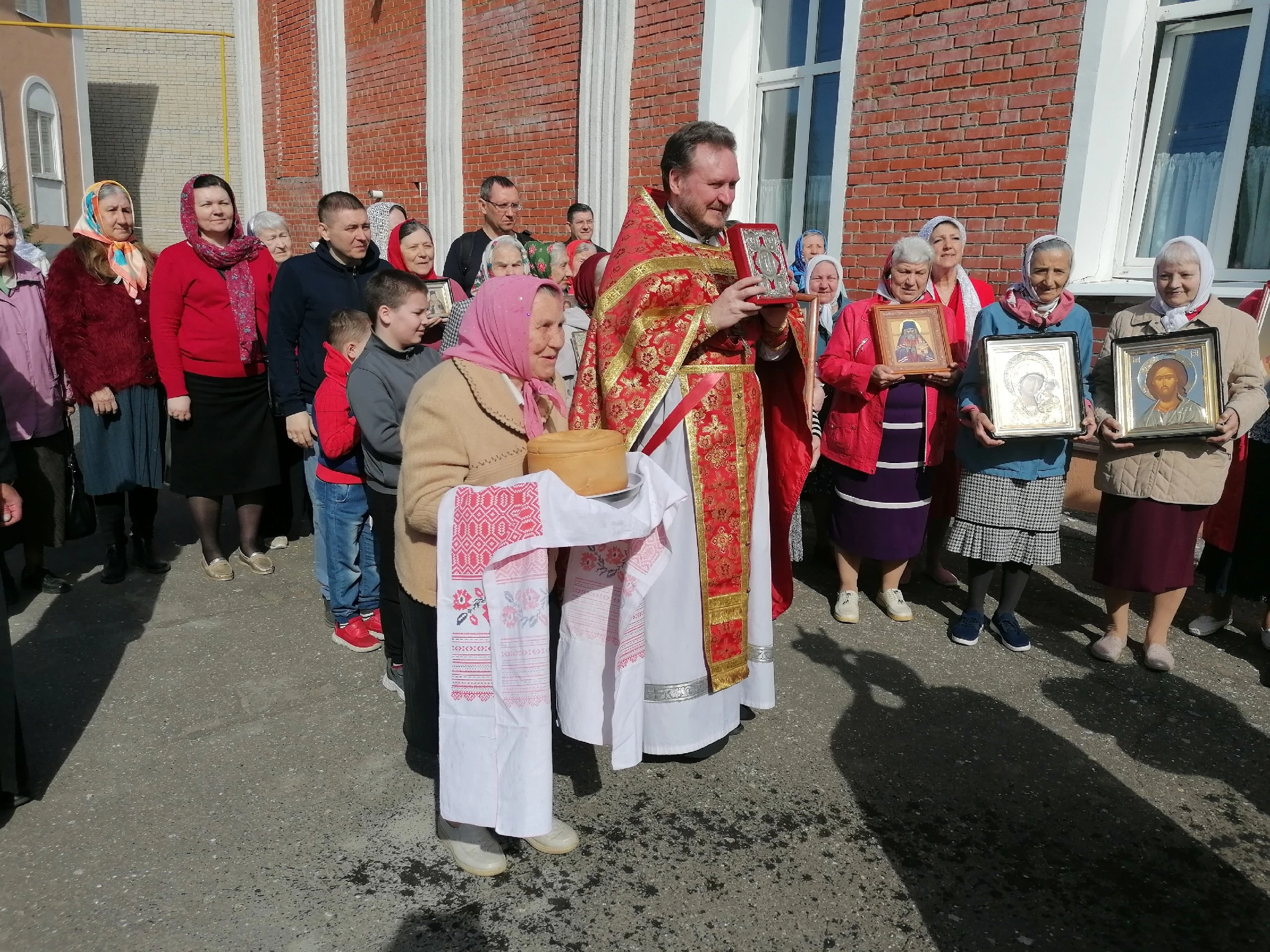 В понедельник Светлой седмицы протоиерей Александр Филиппов совершил Божественную литургию