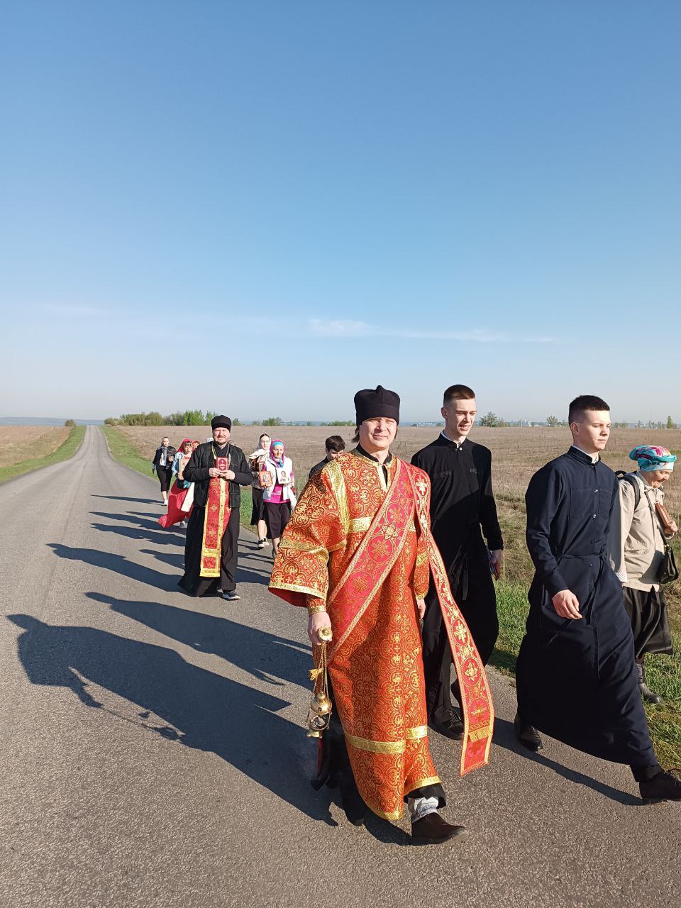 Протоиерей Александр Филиппов возглавил крестный ход до храма в честь иконы Божией Матери «Живоносный источник» с. Большая Валяевка