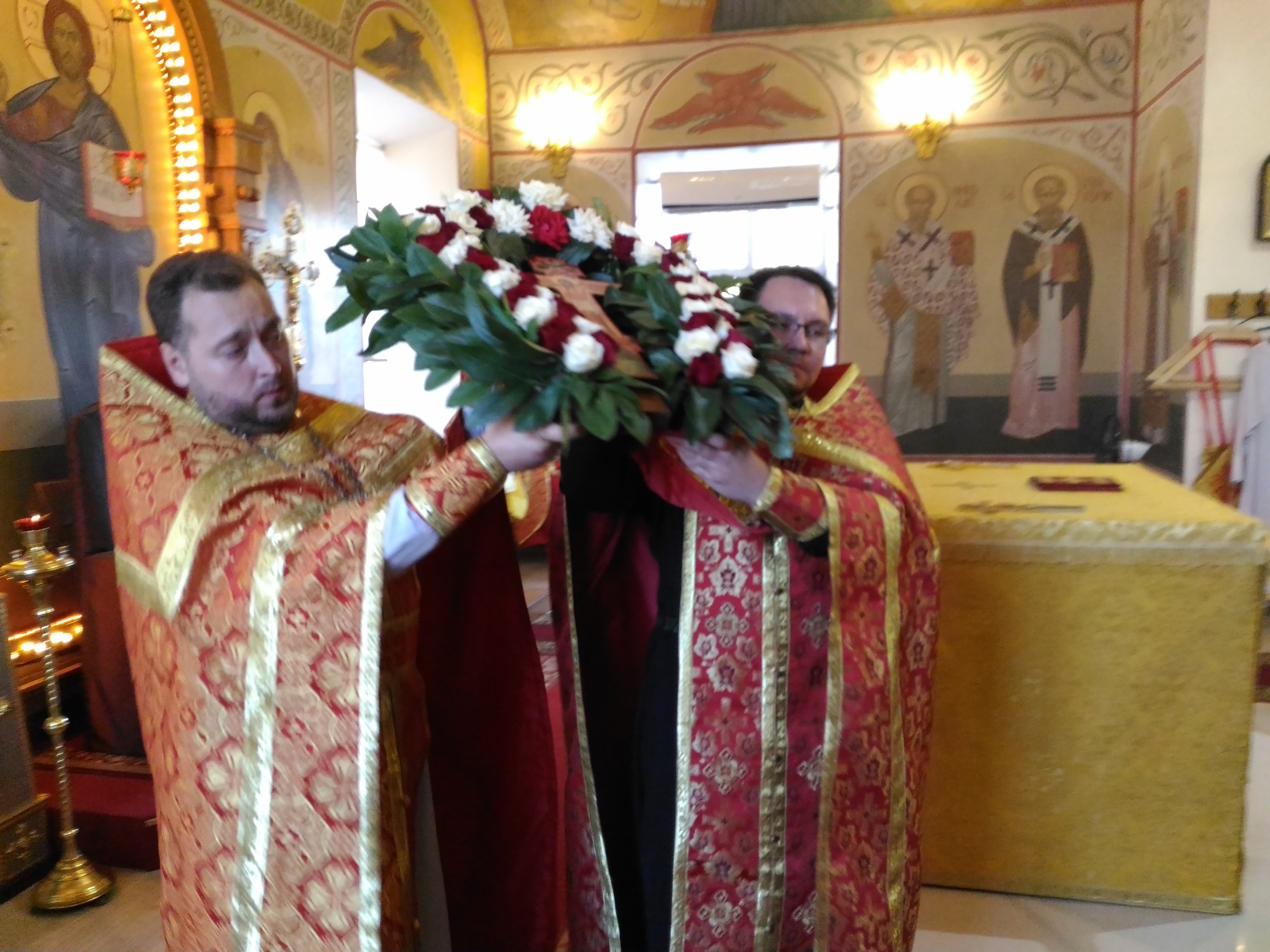 Вечерняя служба накануне праздника Происхождения (изнесения) Честных Древ Животворящего Креста Господня