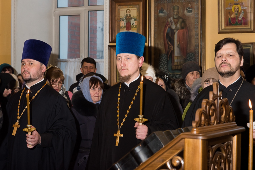 В среду первой седмицы Великого поста митрополит Серафим совершил повечерие с чтением Великого канона прп. Андрея Критского в Никольском храме в Терновке