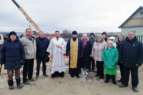 Протоиерей Антоний Шварёв совершил заупокойную панихиду около строящегося храма Живоначальной Троицы в селе Камайка