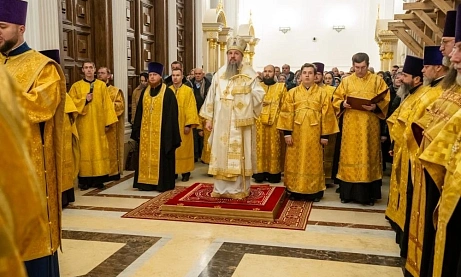 Протоиерей Александр Филиппов сослужил митрополиту Серафиму за уставным вечерним богослужением и новогодним молебном в Спасском кафедральном соборе