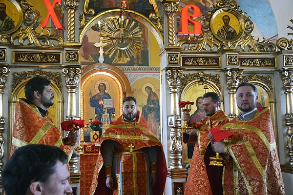 Протоиерей Антоний Шварёв совершил утреннюю Пасхальную Литургию