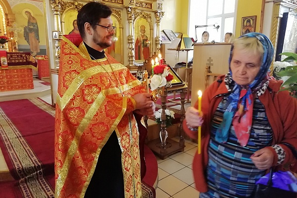 Раздача Благодатного огня за вечерней службой