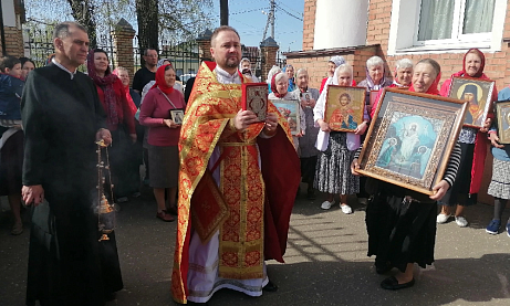 В понедельник Светлой седмицы протоиерей Александр Филиппов совершил Божественную литургию