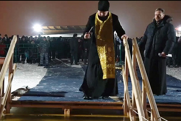 На Крещение Господне протоиерей Антоний Шварёв освятил иордань в г.Спутнике