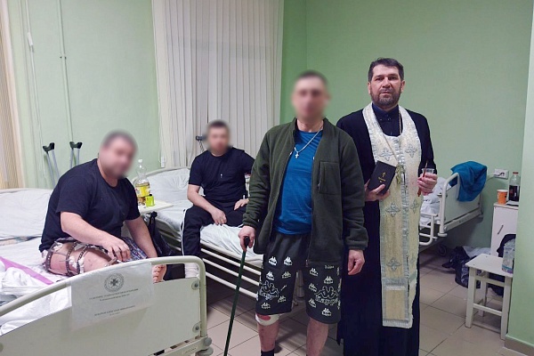 Священники посетили раненых бойцов