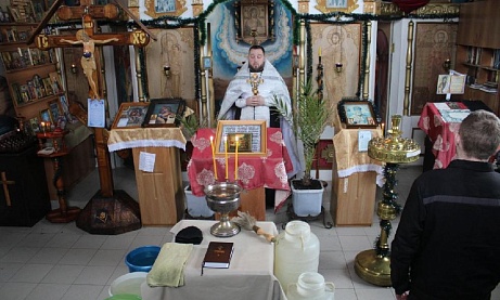 Протоиерей Антоний Шварев совершил чин великого освящения воды в храме при ИК-4