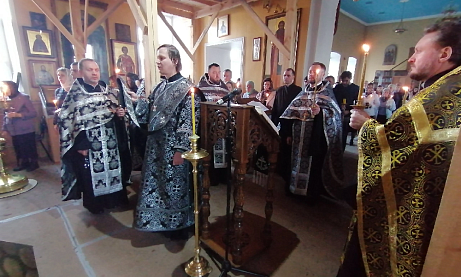 Протоиерей Александр Филиппов совершил утреню с чтением 12-ти Евангелий Страстей Христовых