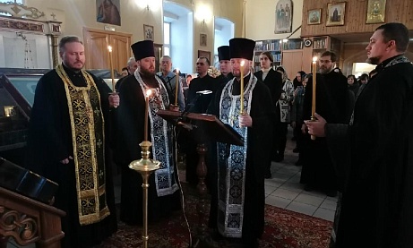 Протоиерей Александр Филиппов совершил повечерие с чтением третьей части Великого покаянного канона преподобного Андрея Критского