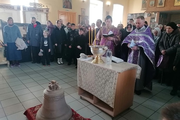 Протоиерей Александр Филиппов освятил колокол