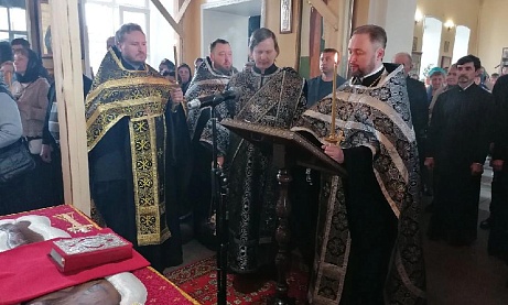 Протоиерей Александр Филиппов совершил утреню Великой Субботы с чином погребения 