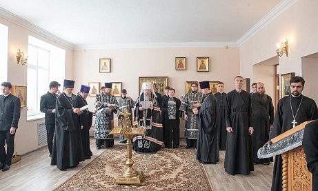 Во вторник первой седмицы Великого поста протоиерей Александр Филиппов молился за Архиерейским богослужением в храме святителя Иннокентия Иркутского при семинарии