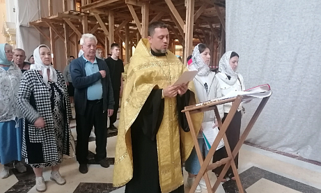 Иерей Владимир Журавлев совершил акафист святителю Тихону в Кафедральном соборе