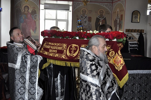 В Великий Пяток протоиерей Александр Филиппов совершил вечерню с выносом Плащаницы Спасителя