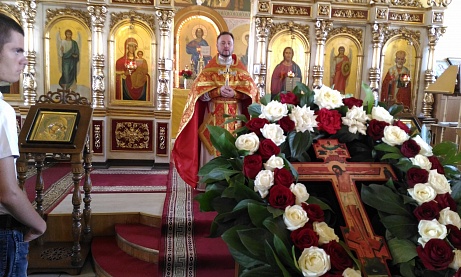 Праздник Происхождения (изнесения) Честных Древ Животворящего Креста Господня