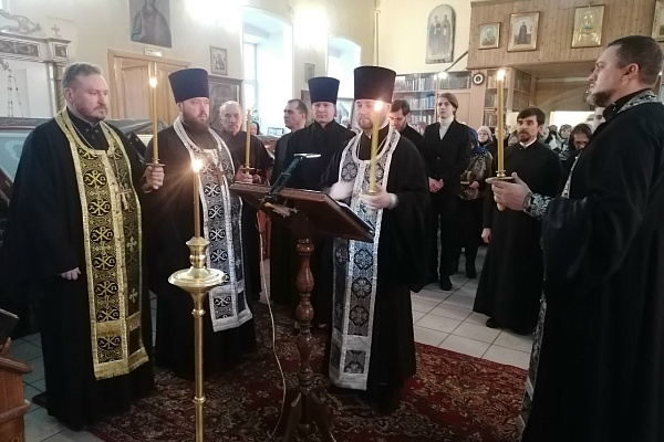 Протоиерей Александр Филиппов совершил повечерие с чтением второй части Великого покаянного канона преподобного Андрея Критского