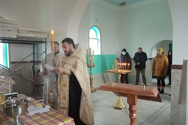 В строящемся храме в честь Святой Живоначальной Троицы в деревне Камайка  была совершена заупокойная панихида