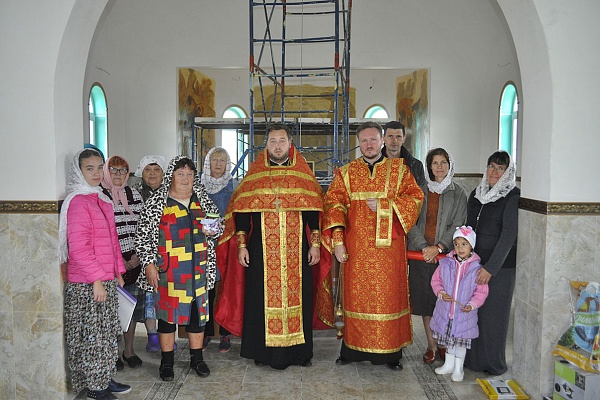В строящемся храме в честь Святой Живоначальной Троицы в деревне Камайка был совершен водосвятный молебен