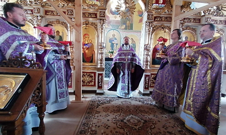 В Великий Четверг протоиерей Александр Филиппов совершил вечерню и Божественную литургию