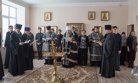 В понедельник первой седмицы Великого поста протоиерей Александр Филиппов молился за Архиерейским богослужением в храме святителя Иннокентия Иркутского при семинарии