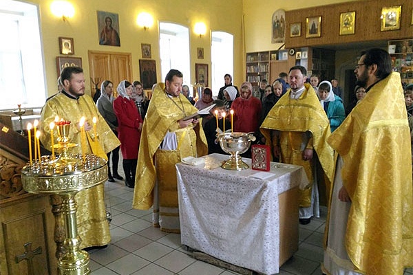 Протоиерей Александр Филиппов совершил водосвятный молебен с акафистом Божией Матери перед Ея чудотворным образом "Неупиваемая чаша"
