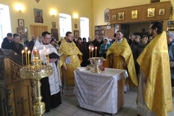 Протоиерей Александр Филиппов совершил водосвятный молебен с акафистом Божией Матери перед Ея чудотворным образом "Неупиваемая чаша"