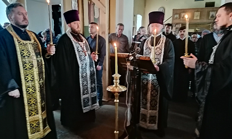 Протоиерей Александр Филиппов совершил повечерие с чтением четвертой части Великого покаянного канона преподобного Андрея Критского
