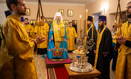 В канун престольного праздника протоиерй Александр Филиппов сослужил митрополиту Серафиму за всенощным бдением в храме святителя Иннокентия Иркутского при семинарии