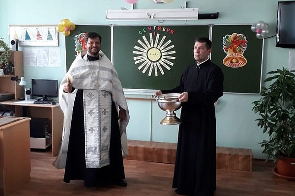 Иерей Сергий Беляков освятил здание школы №28 города Пензы