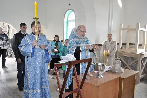 В строящемся храме в честь Святой Живоначальной Троицы в деревне Камайка был совершен молебен на освящение колокола