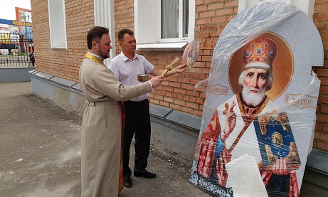 Установка иконы святителя Николая Чудотворца на фасад церкви