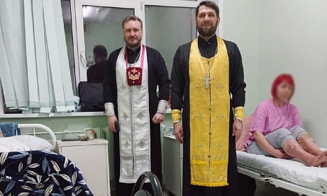 Священники посетили раненых во время специальной военной операции военнослужащих