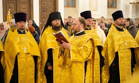 Настоятель нашего храма протоиерей Александр Филиппов сослужил митрополиту Серафиму за акафистом святителю Иннокентию Пензенскому и новогодним молебном в Спасском соборе 